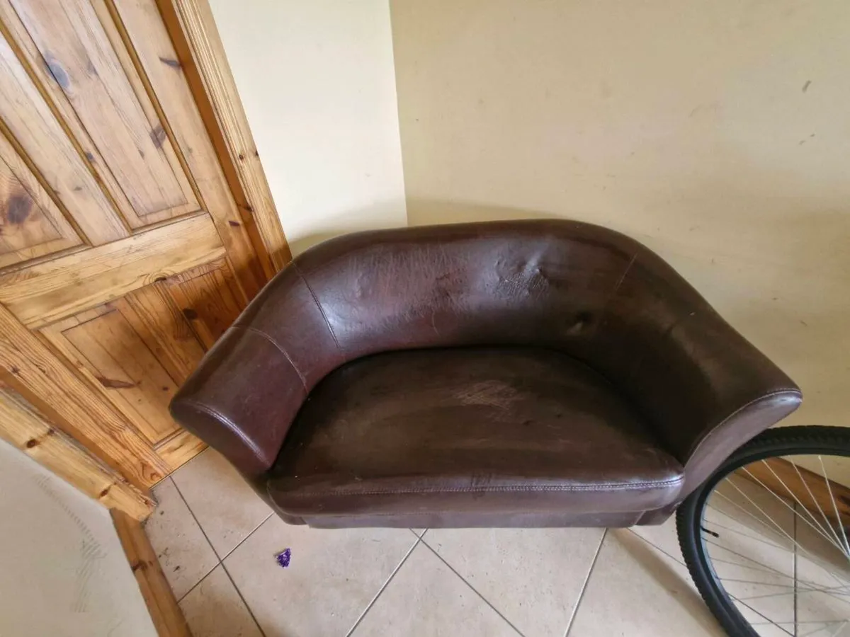 Two seater leather couch - Image 3
