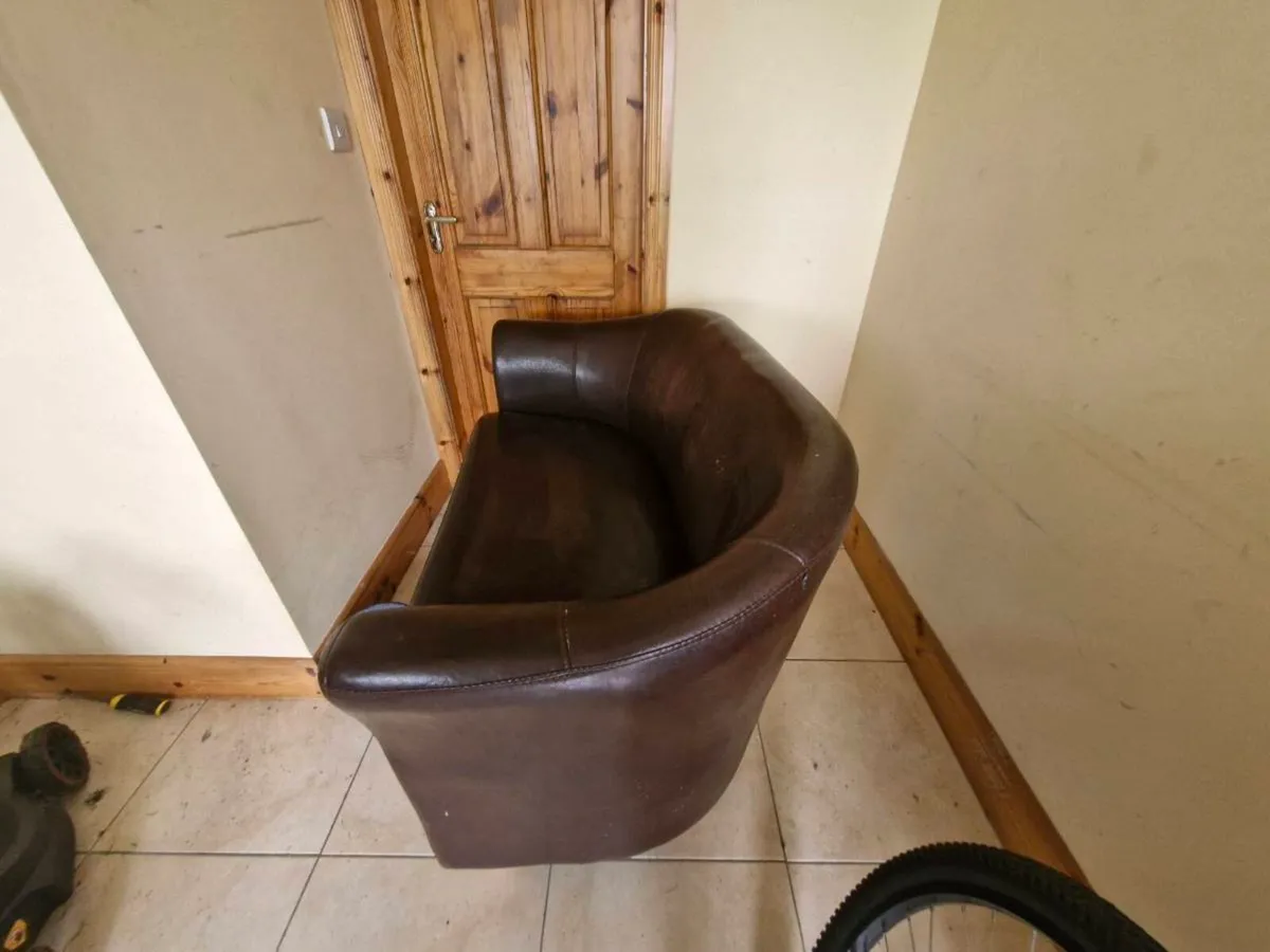 Two seater leather couch - Image 2