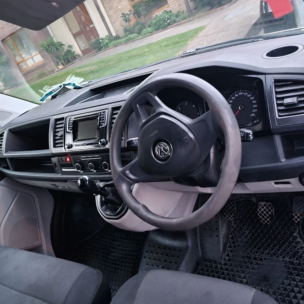 Volkswagen Transporter 2017 - Image 1