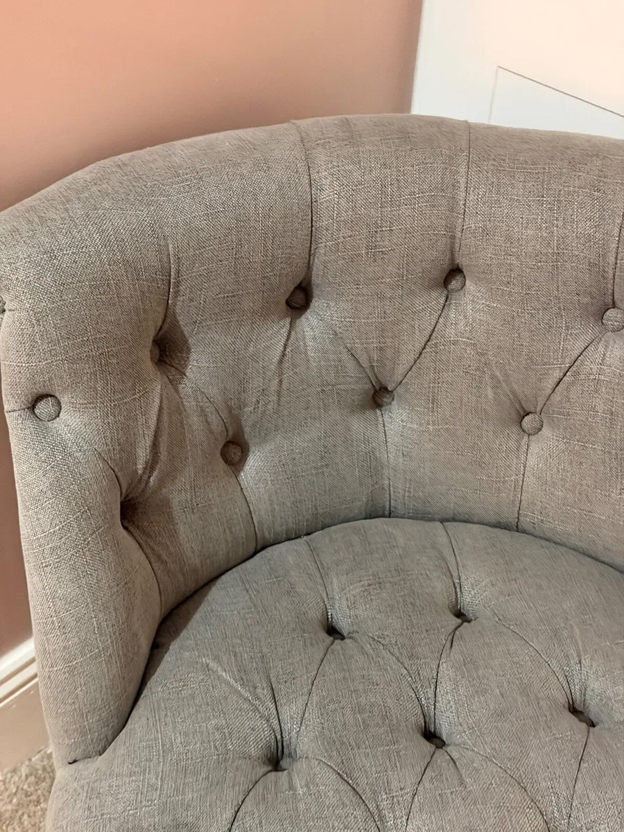 Grey padded chair for a bedroom - Image 4