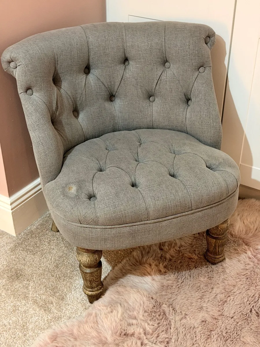 Grey padded chair for a bedroom - Image 2