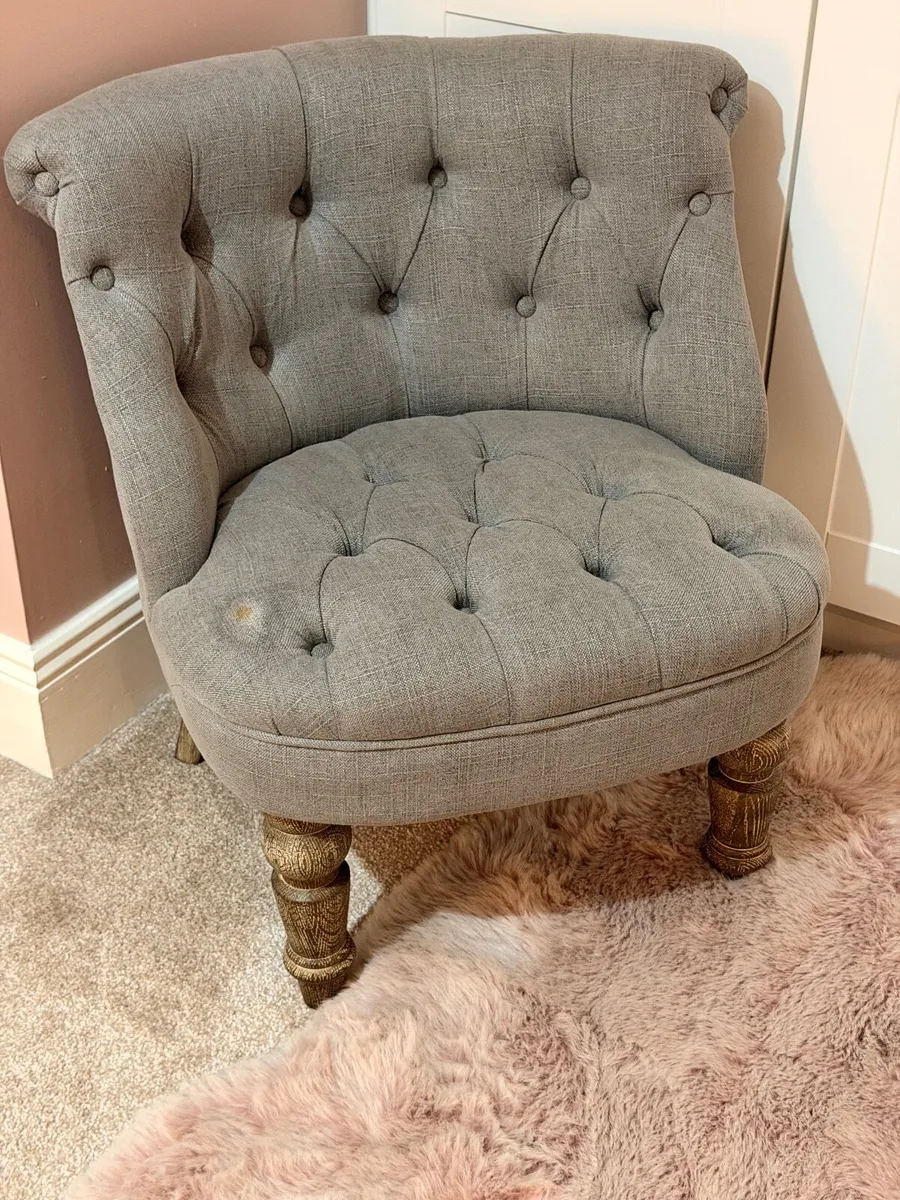 Grey padded chair for a bedroom - Image 3