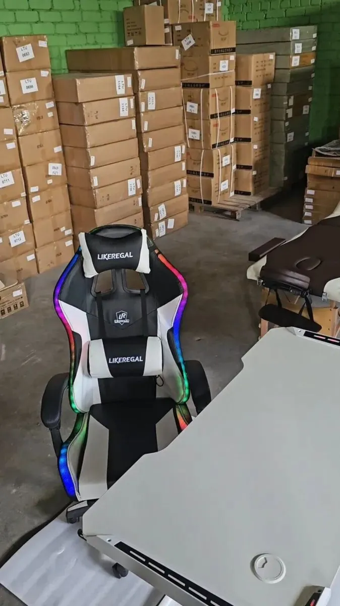 Gaming-pc-chair with-led-lights and speakers - Image 4