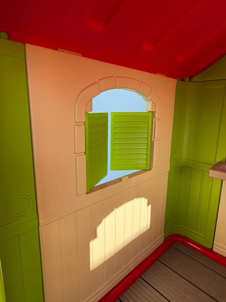 Play House with table - Image 1