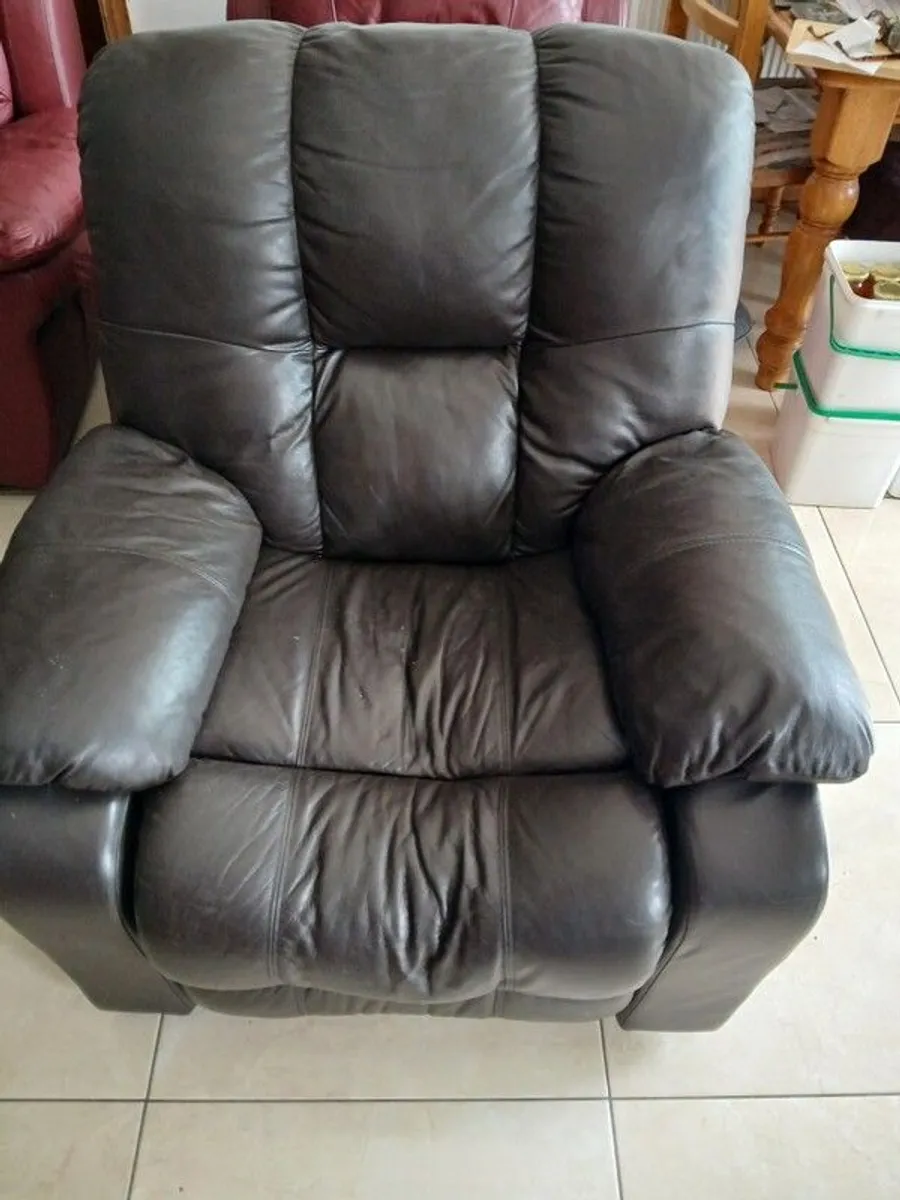 Armchair.  Manual Recliner.  Dark brown.   Very good condition. Recliner works perfectly. - Image 1
