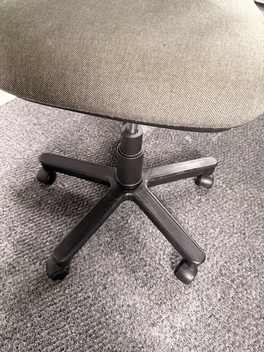 Grey office swivel chair - Image 2
