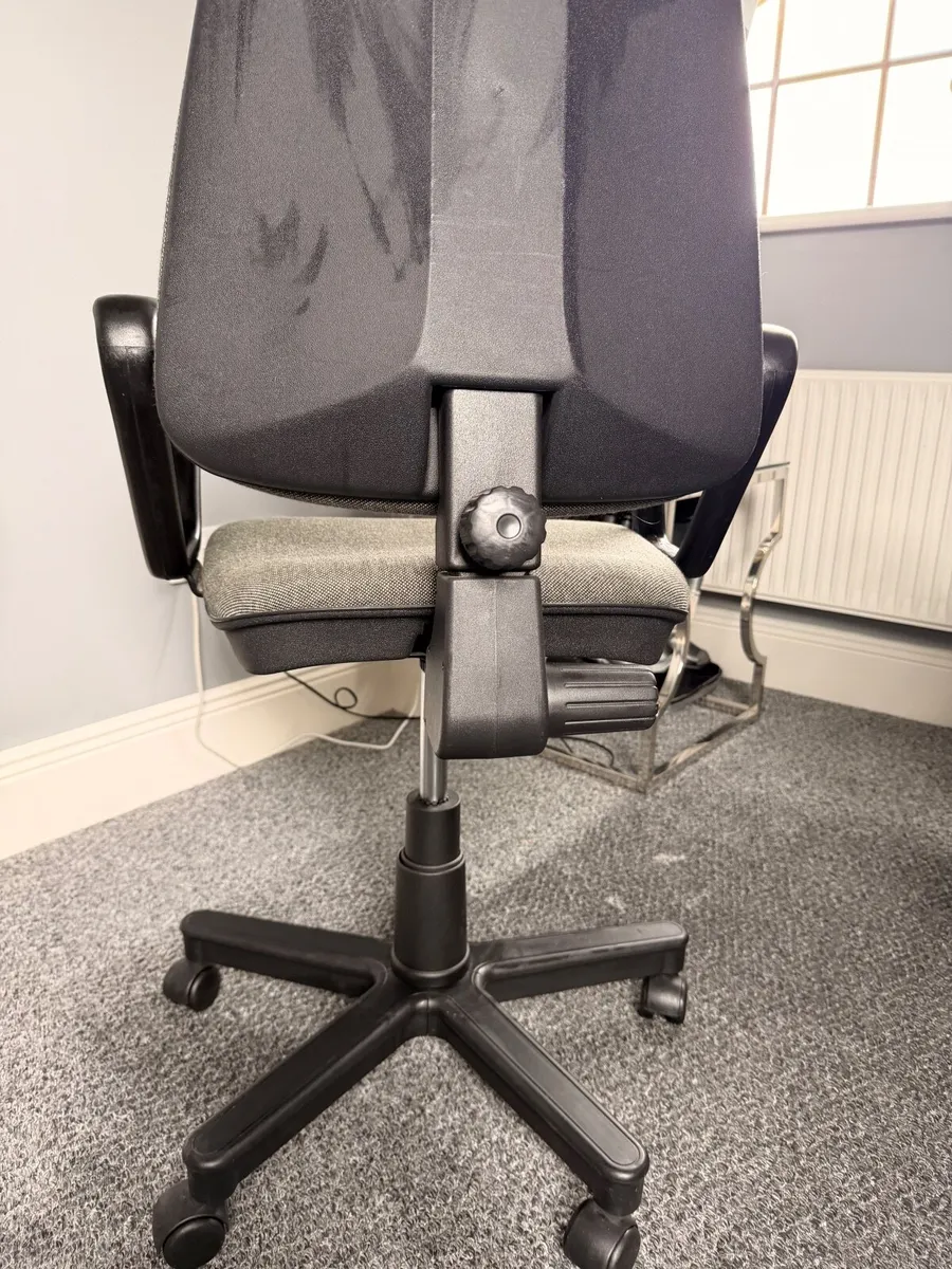 Grey office swivel chair - Image 4