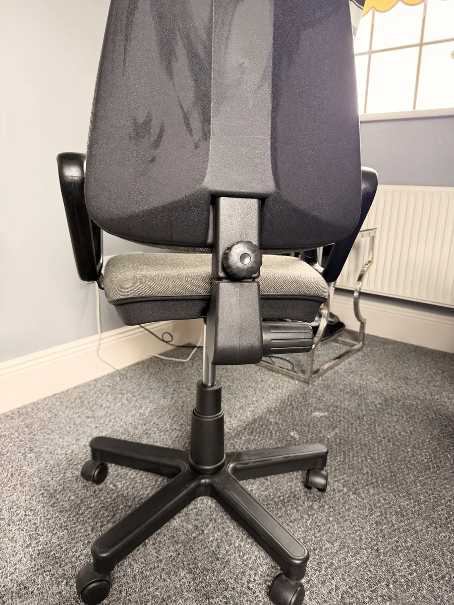 Grey office swivel chair - Image 3