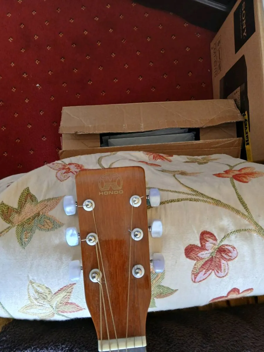 Hondo acoustic guitar. NEW CONDITION. - Image 4