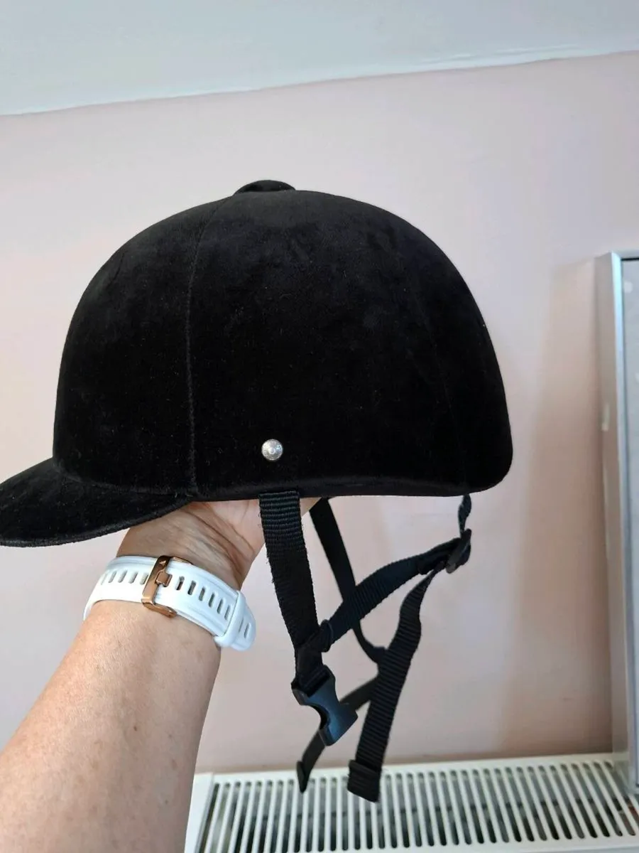 Horse riding helmet size 54 - Image 1