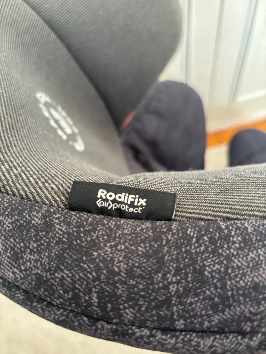 Maxi-cosi Booster Seat Isofix - like new - Image 3