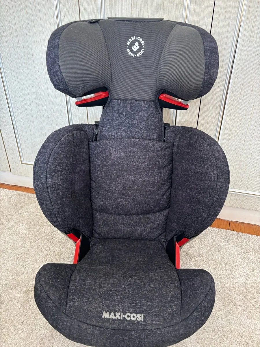 Maxi-cosi Booster Seat Isofix - like new - Image 1