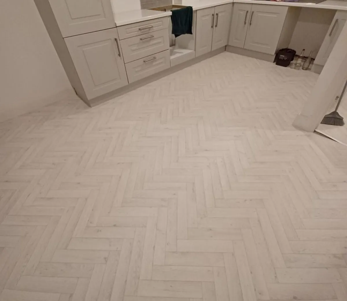 Full 2 bed apartment flooring FOR QUICK SALE - Image 3