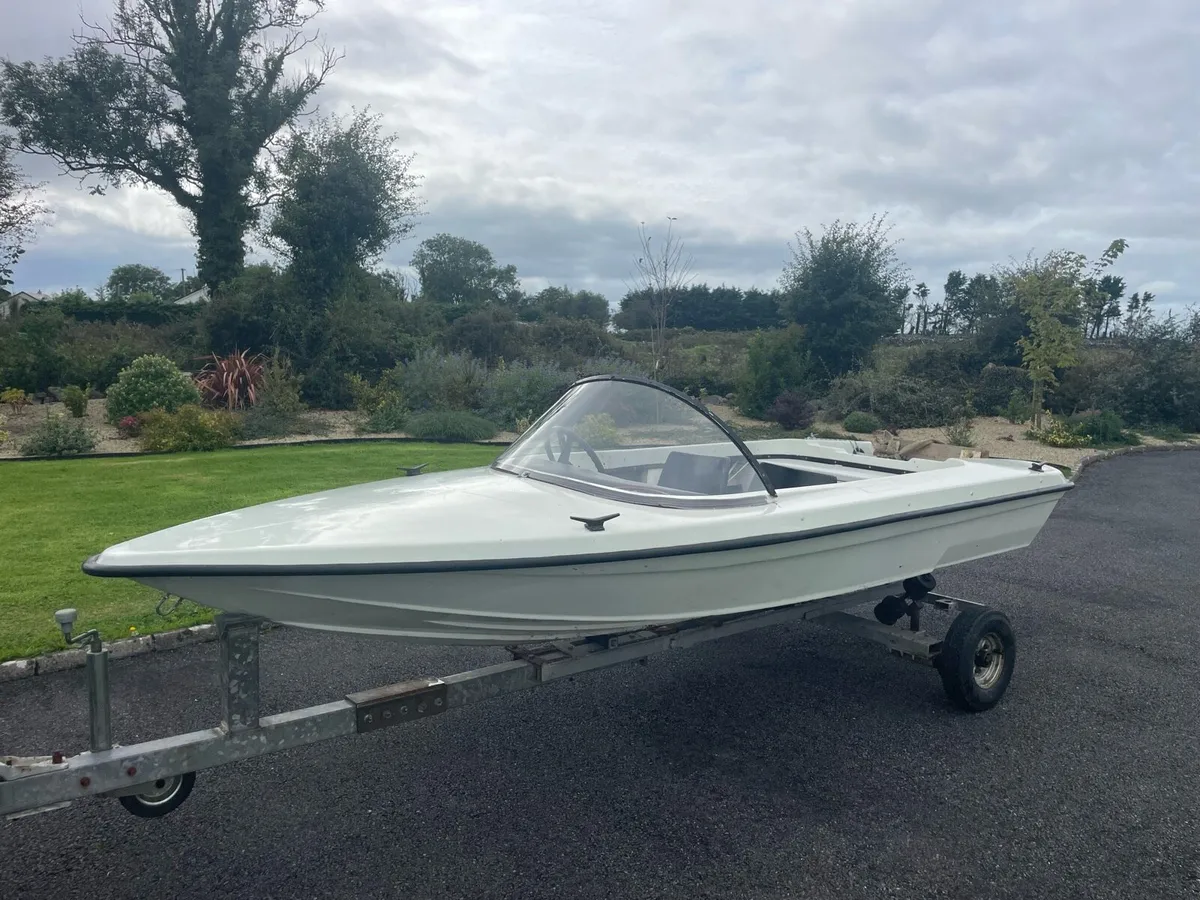Speed boat and trailer *no engine - Image 1