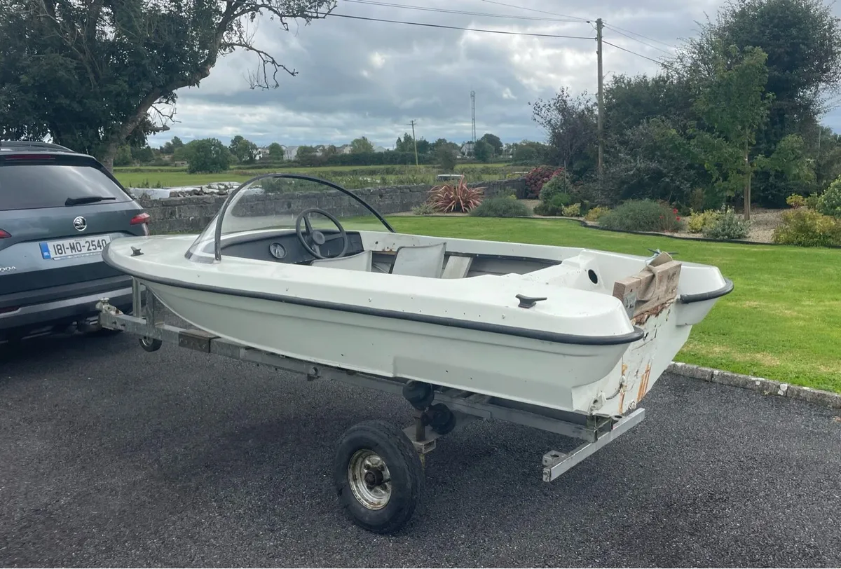 Speed boat and trailer *no engine - Image 3