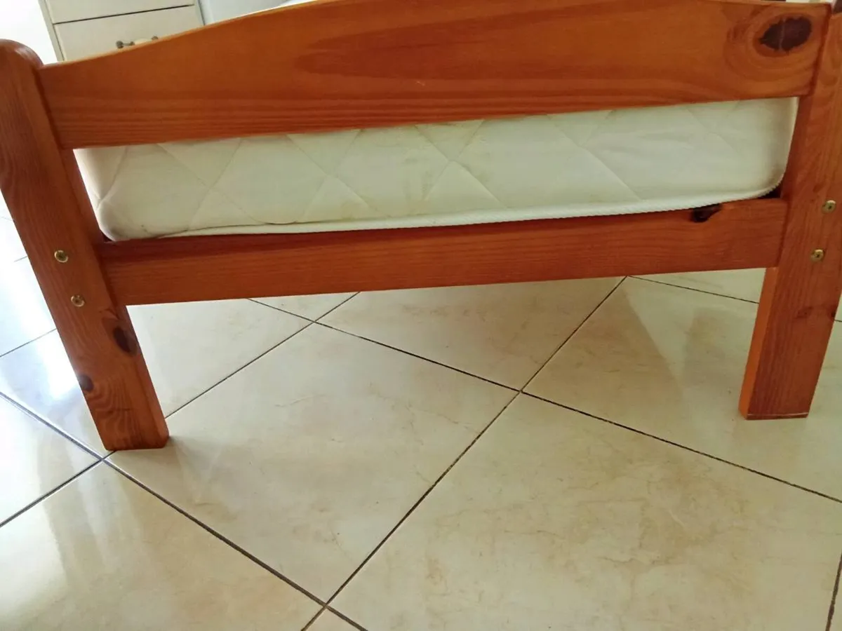Single bed - Image 2
