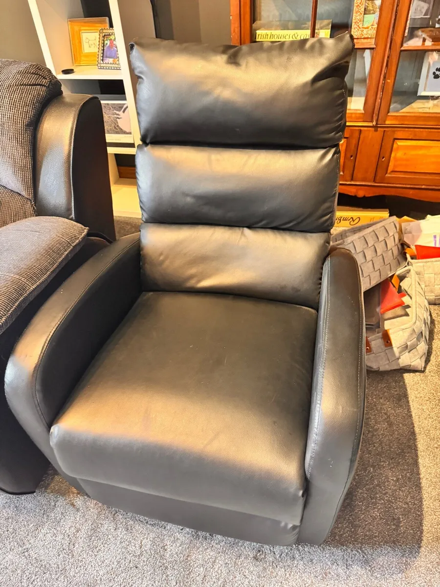 Leather recliner - Image 2