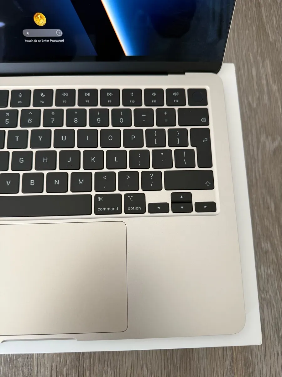 Apple MacBook Air M2 13” - Image 4