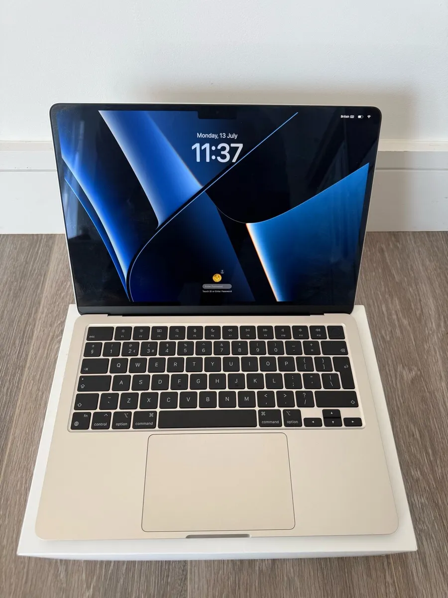 Apple MacBook Air M2 13” - Image 1