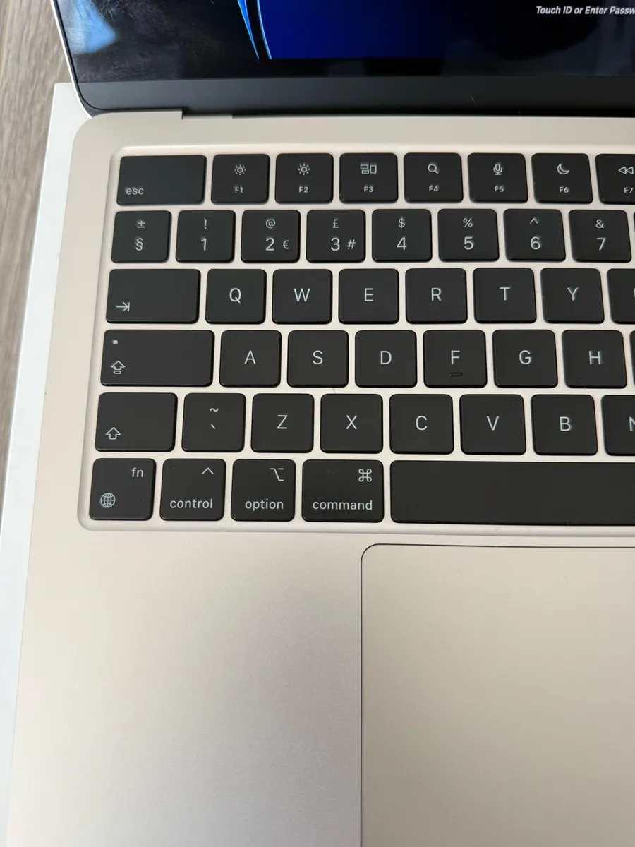 Apple MacBook Air M2 13” - Image 2