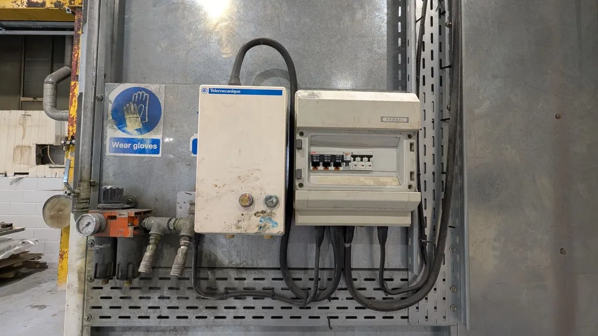 Paint Booth with Extraction - Image 3
