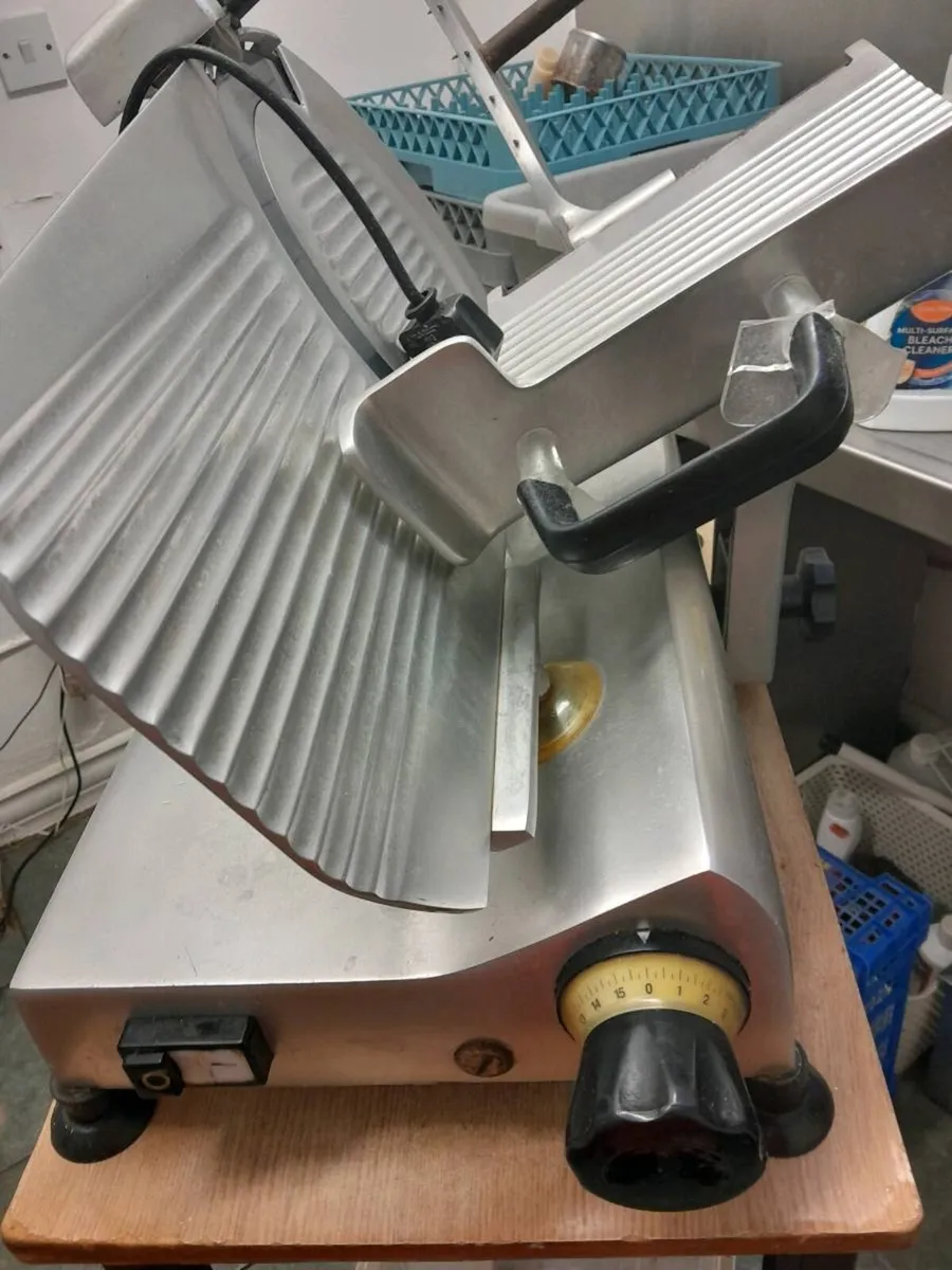 Commercial meat slicer - Image 1