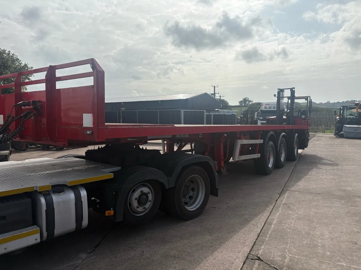 39ft SDC Trailer and Moffett Forklift - Image 3