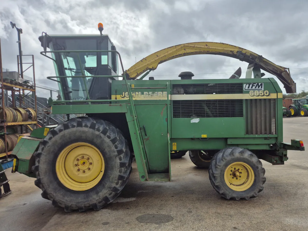 John Deere 6850 2000 - Image 2