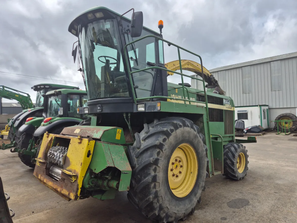 John Deere 6850 2000 - Image 1