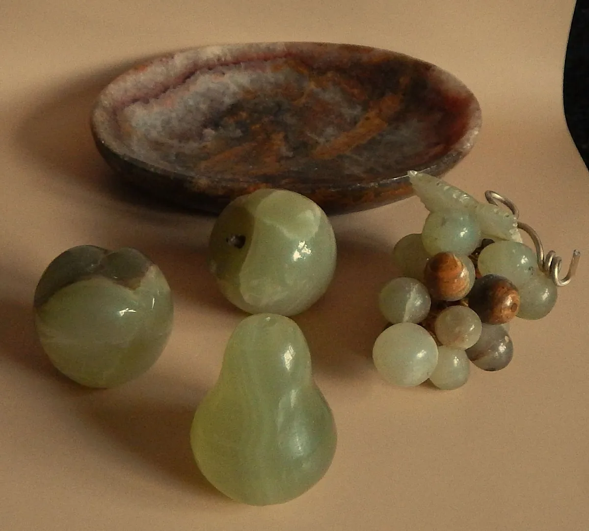 Selection of Small Onyx Pieces Including Tray - Image 3