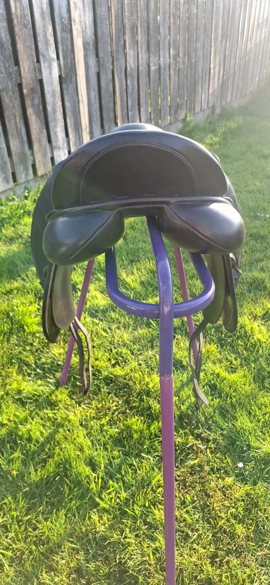 Blk Sue Carson Dressage Saddle 18" MW - Image 3
