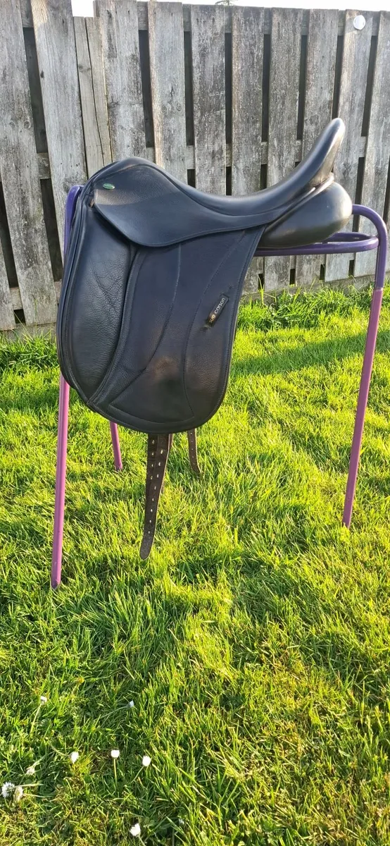 Blk Sue Carson Dressage Saddle 18" MW - Image 1