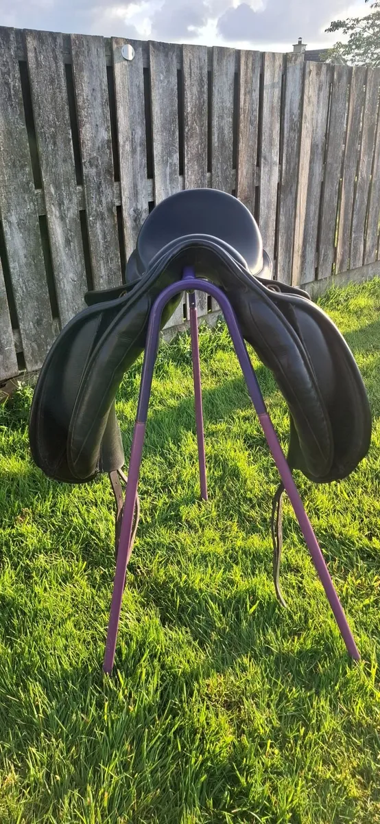 Blk Sue Carson Dressage Saddle 18" MW - Image 4