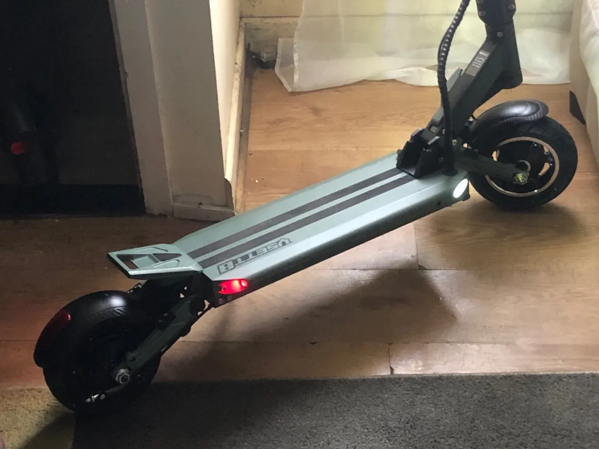 VSETT 8 ELECTRIC SCOOTER - Image 4