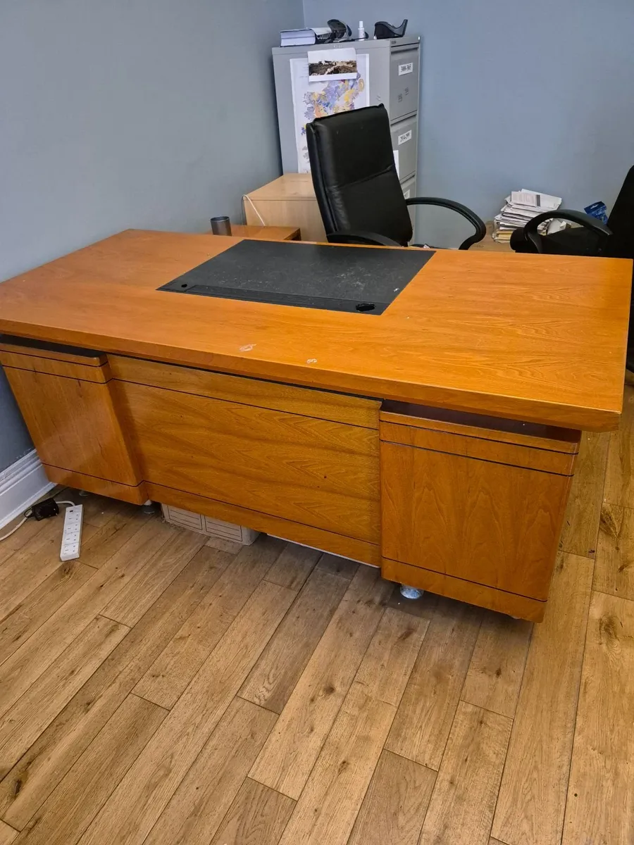 0ffice desk