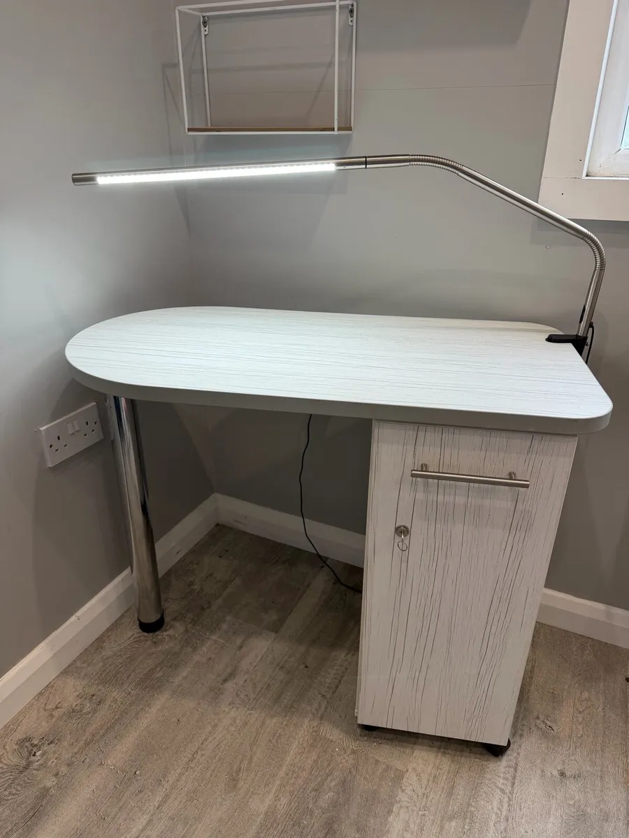 Manicure table and light - Image 1
