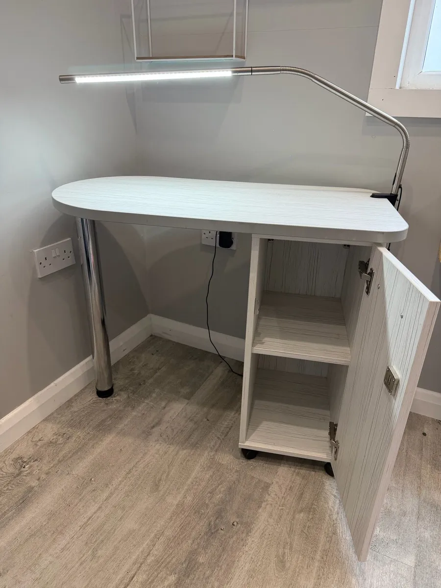 Manicure table and light - Image 2