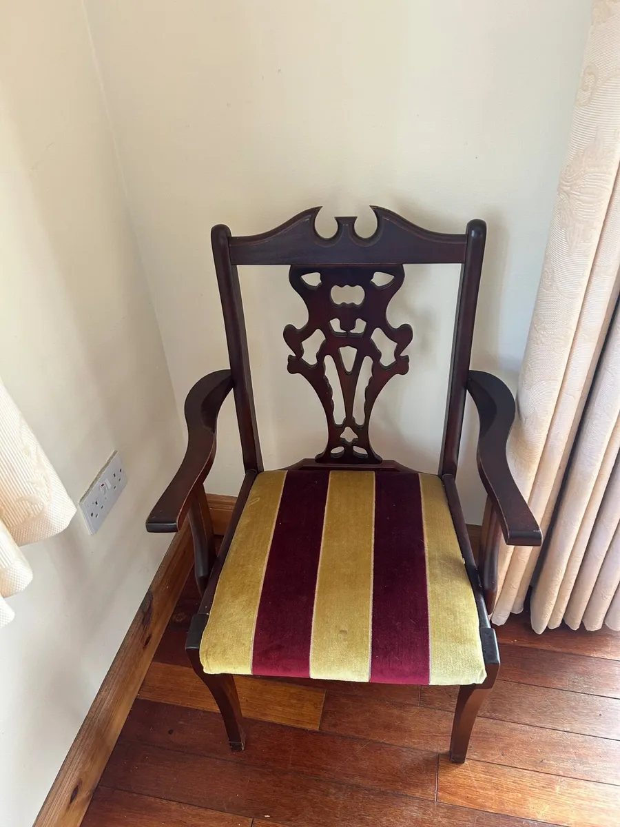 Antique style dining table and chairs - Image 1