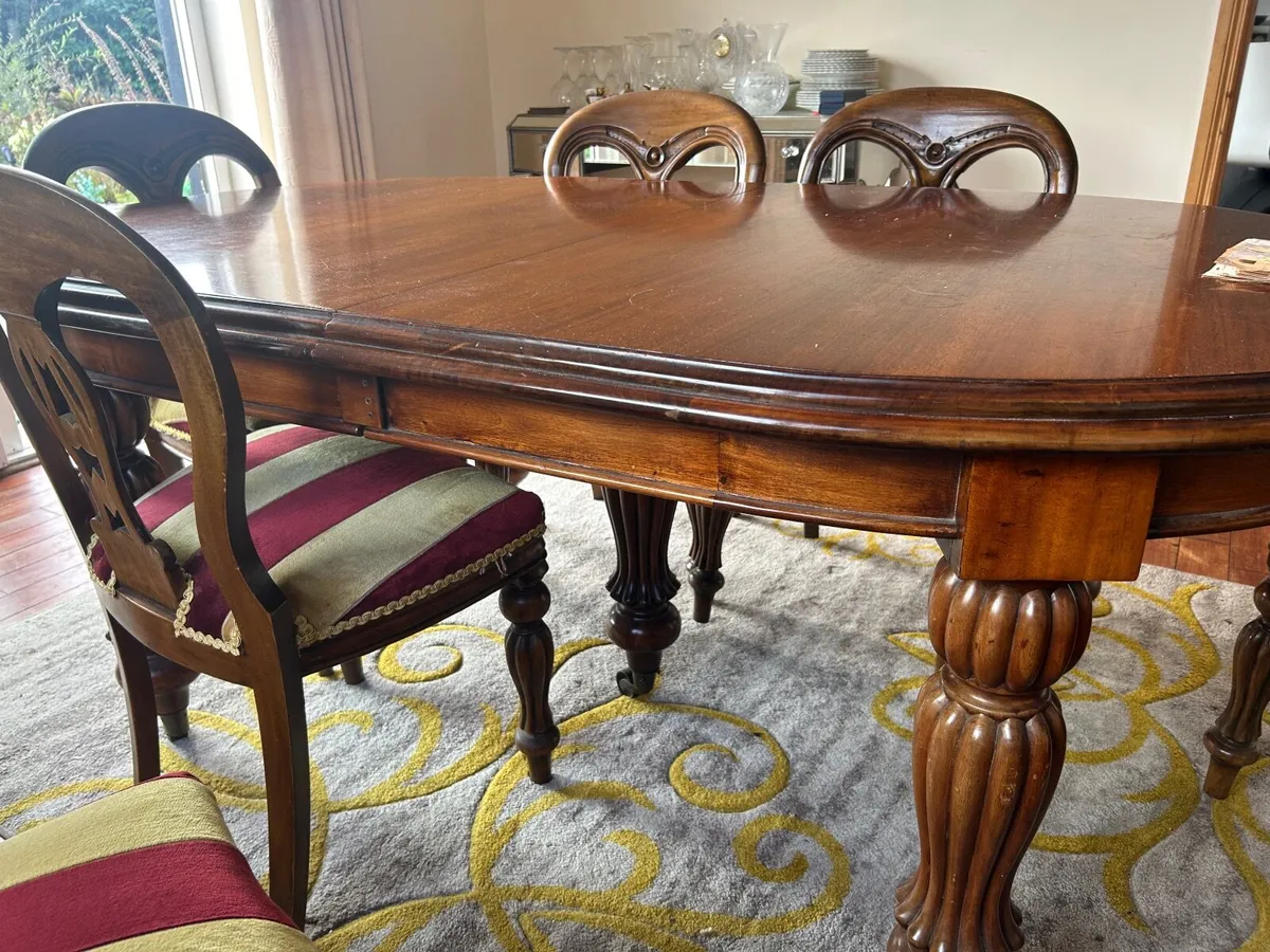 Antique style dining table and chairs - Image 4