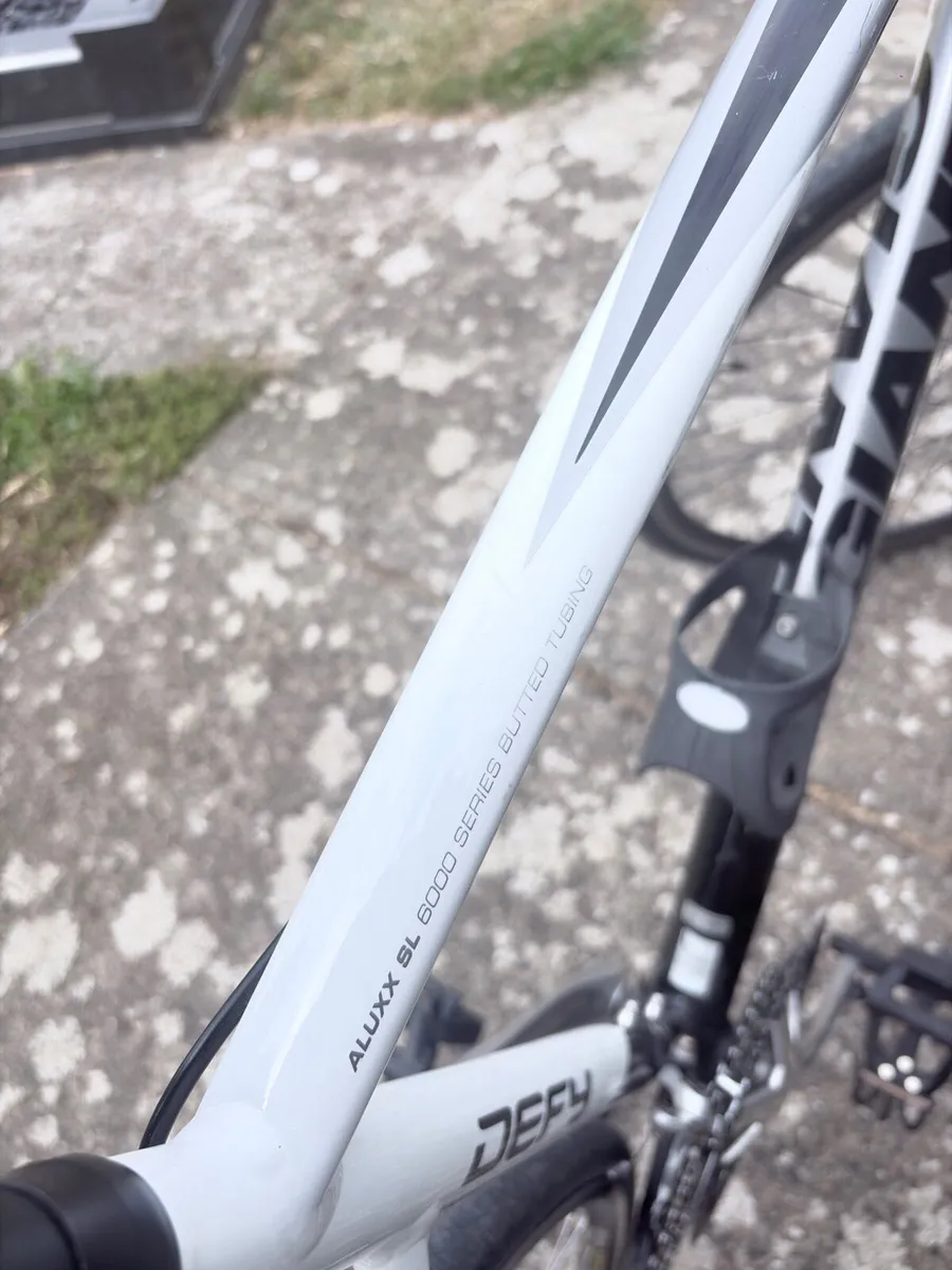 Giant road bike - Image 2
