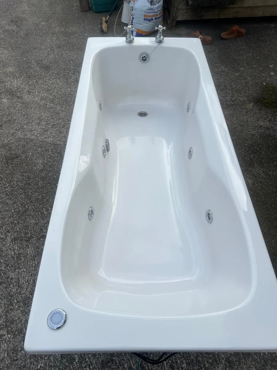 Jacuzzi Bath - Image 1