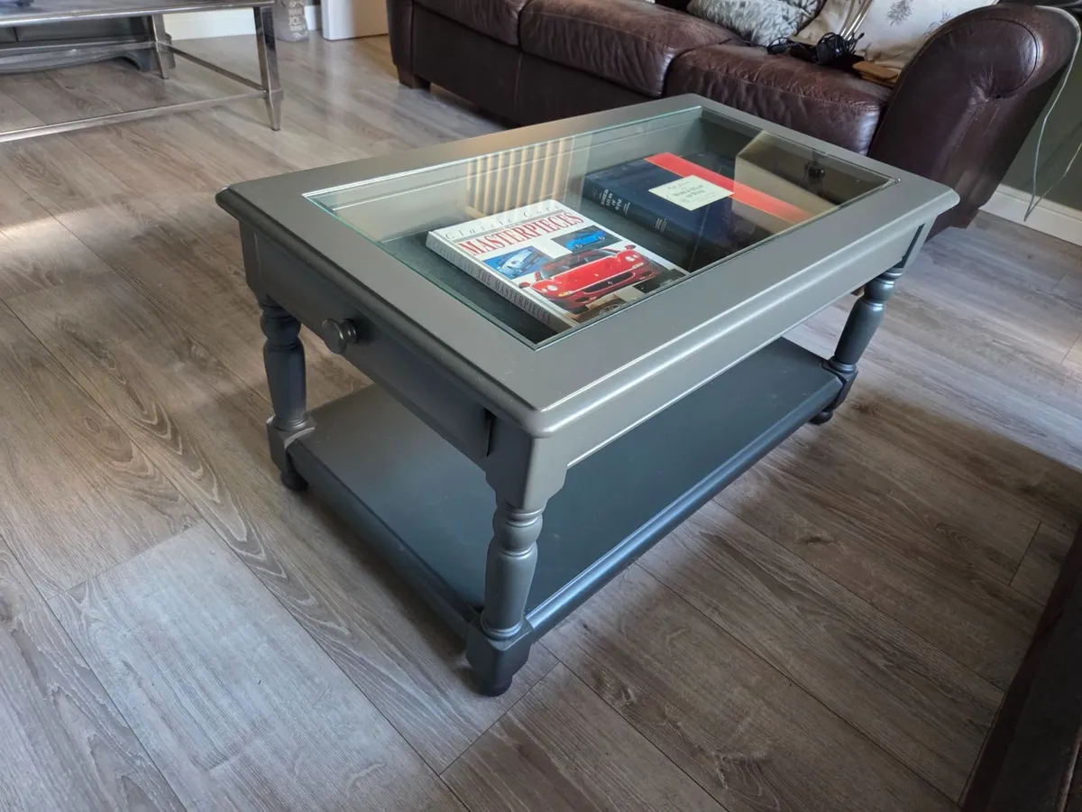 Coffee Table with display drawer - Image 1