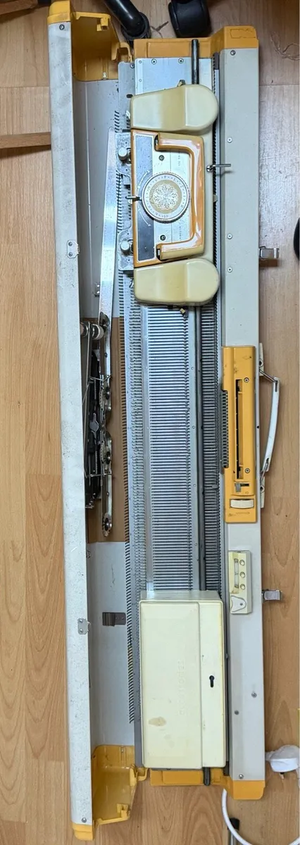 Empisal Knitmaster knitting machine - Image 1
