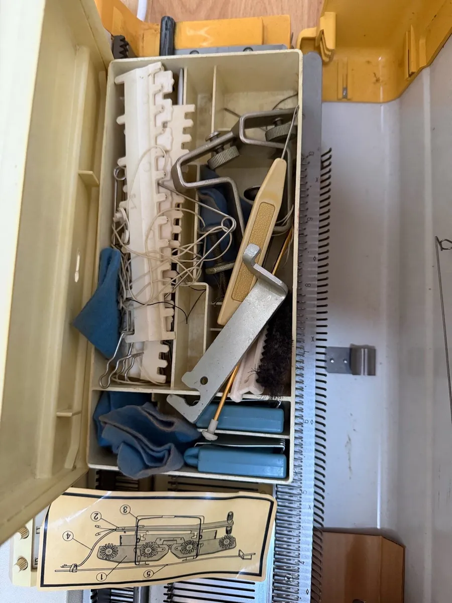 Empisal Knitmaster knitting machine - Image 2