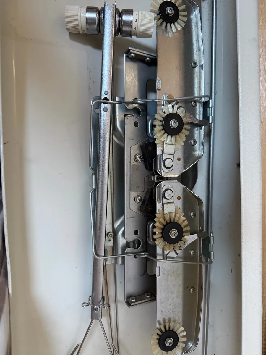 Empisal Knitmaster knitting machine - Image 3