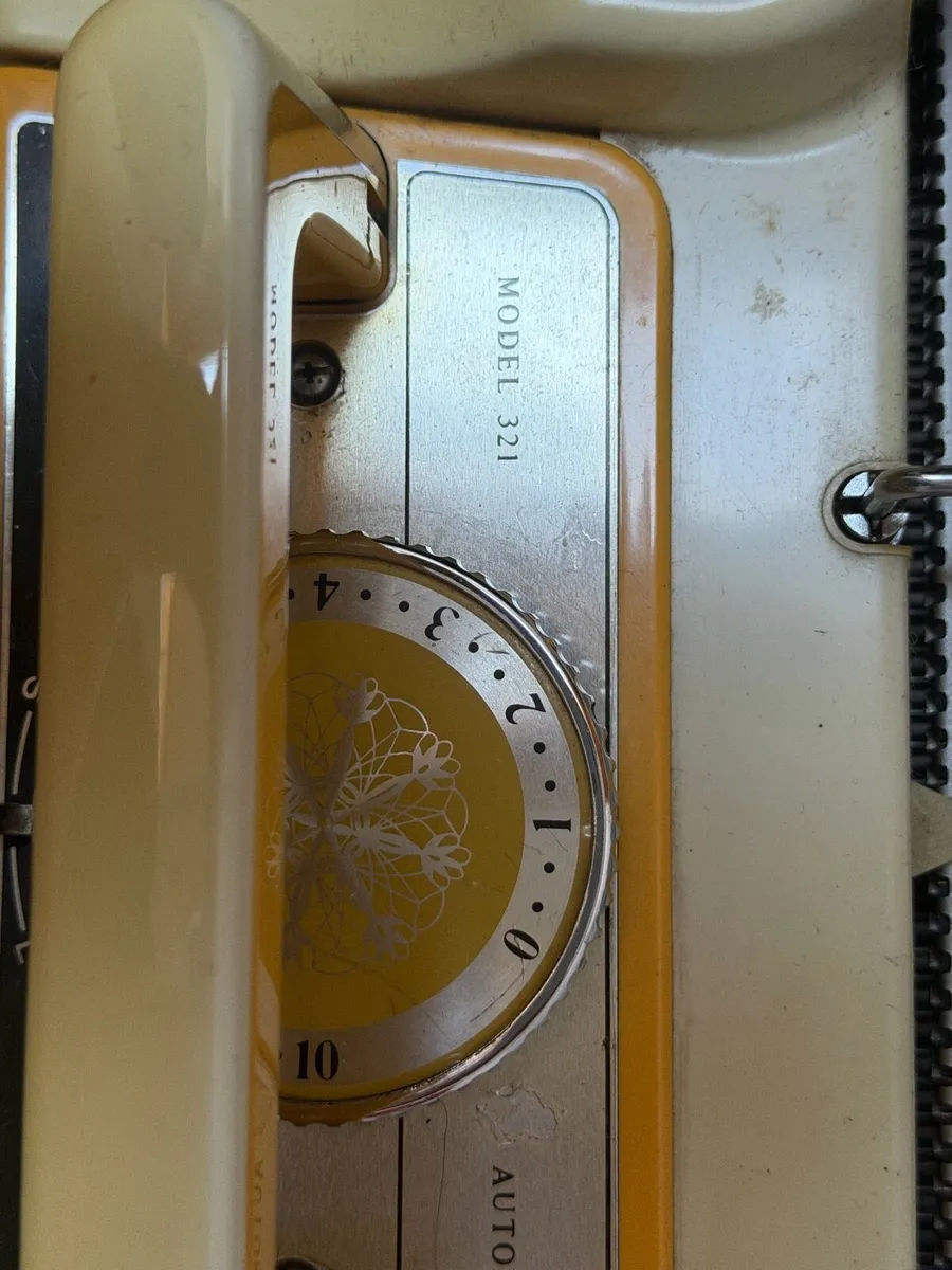 Empisal Knitmaster knitting machine - Image 4