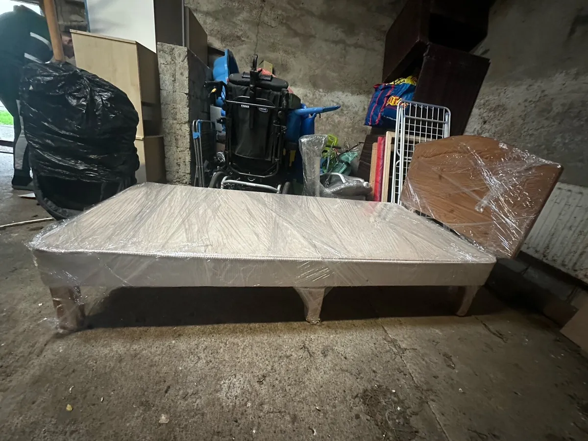 Single bed with a mattress and wooden headboard - Image 2