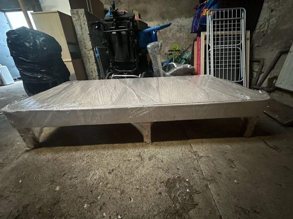 Single bed with a mattress and wooden headboard - Image 4