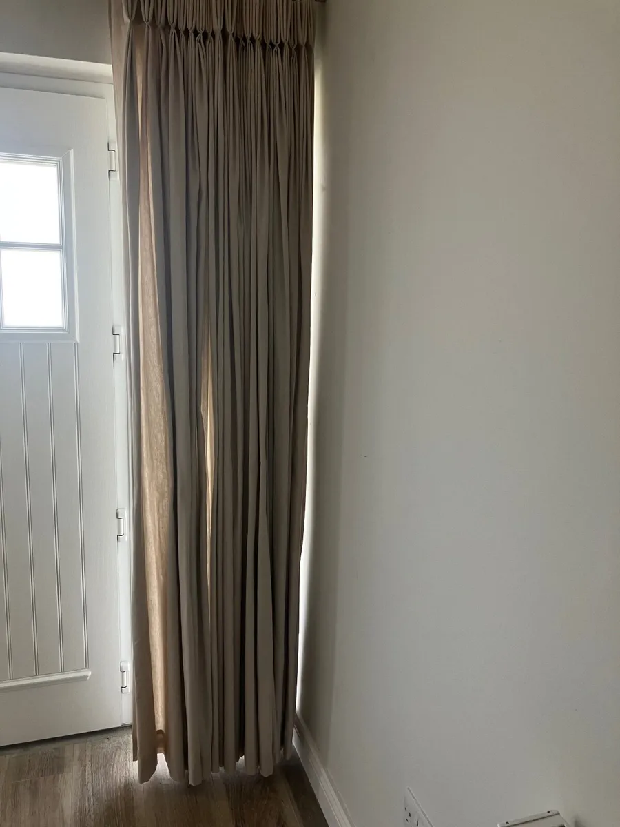 Curtain - Image 2