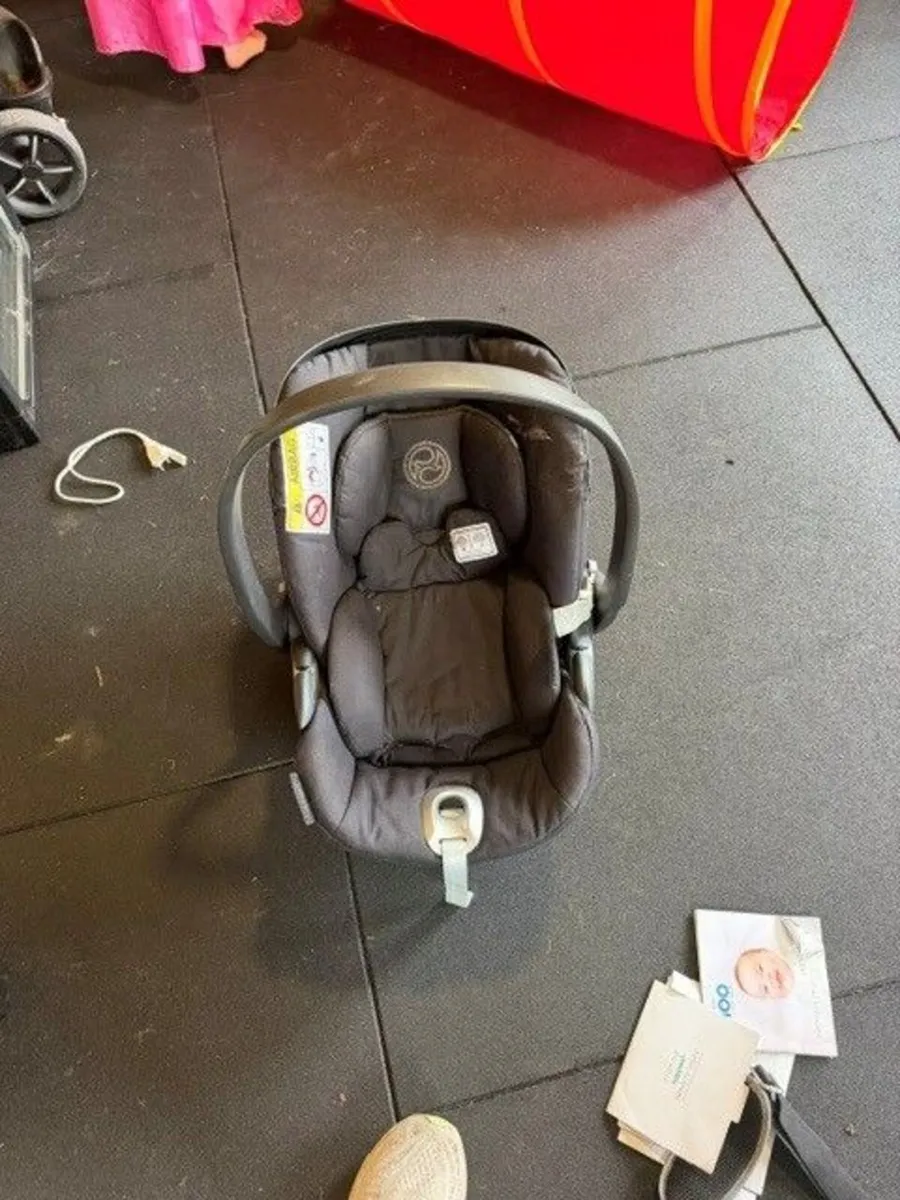 Cybex Cloud Car Seat and Isofix Base - Image 1